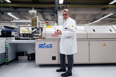 Gerd Ohl, Limtronik vor einer Maschine