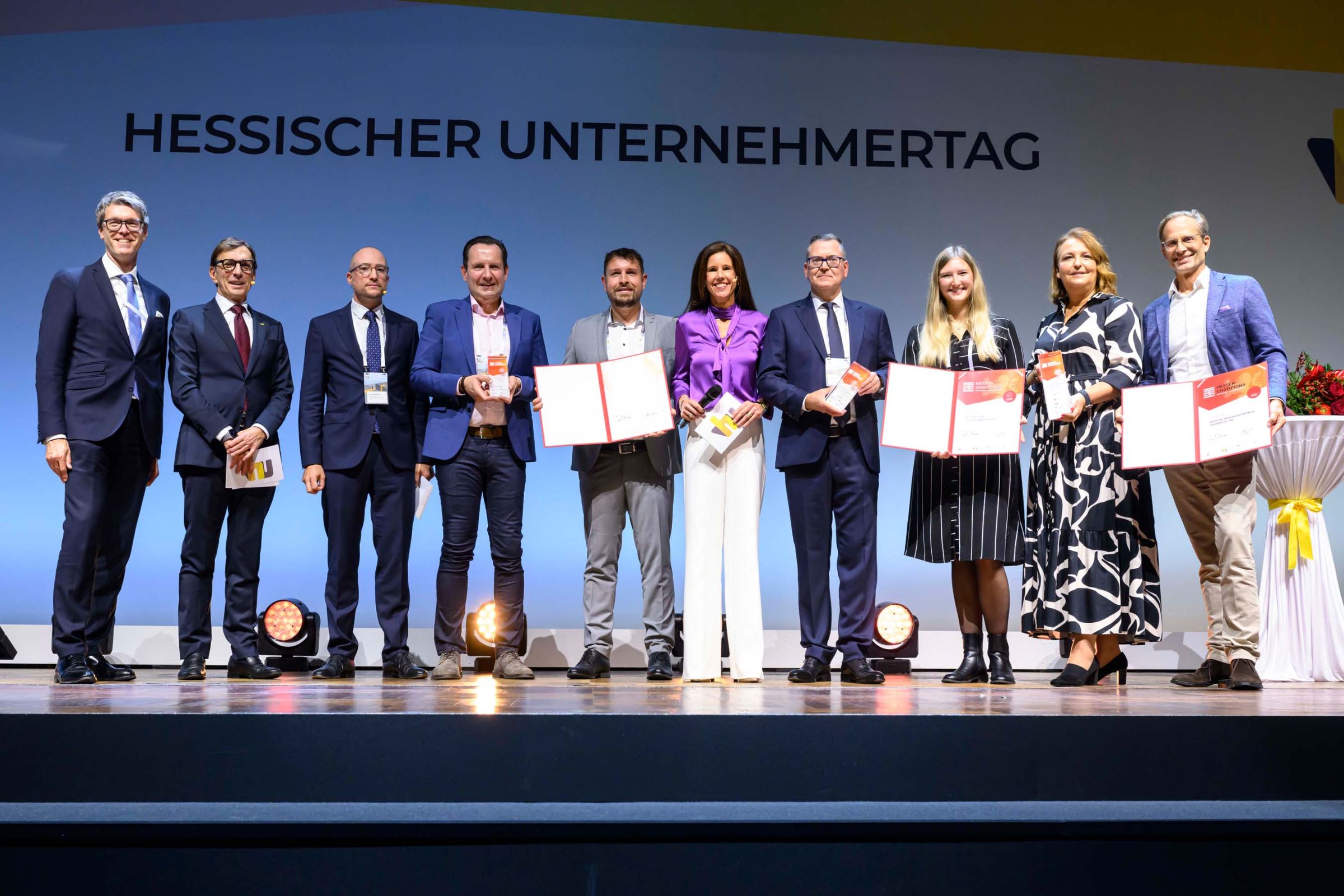 Finalisten der Kategorie Arbeitgeber sowie Laudatoren stehen auf der B&uuml;hne im Wiesbadener Kurhaus
