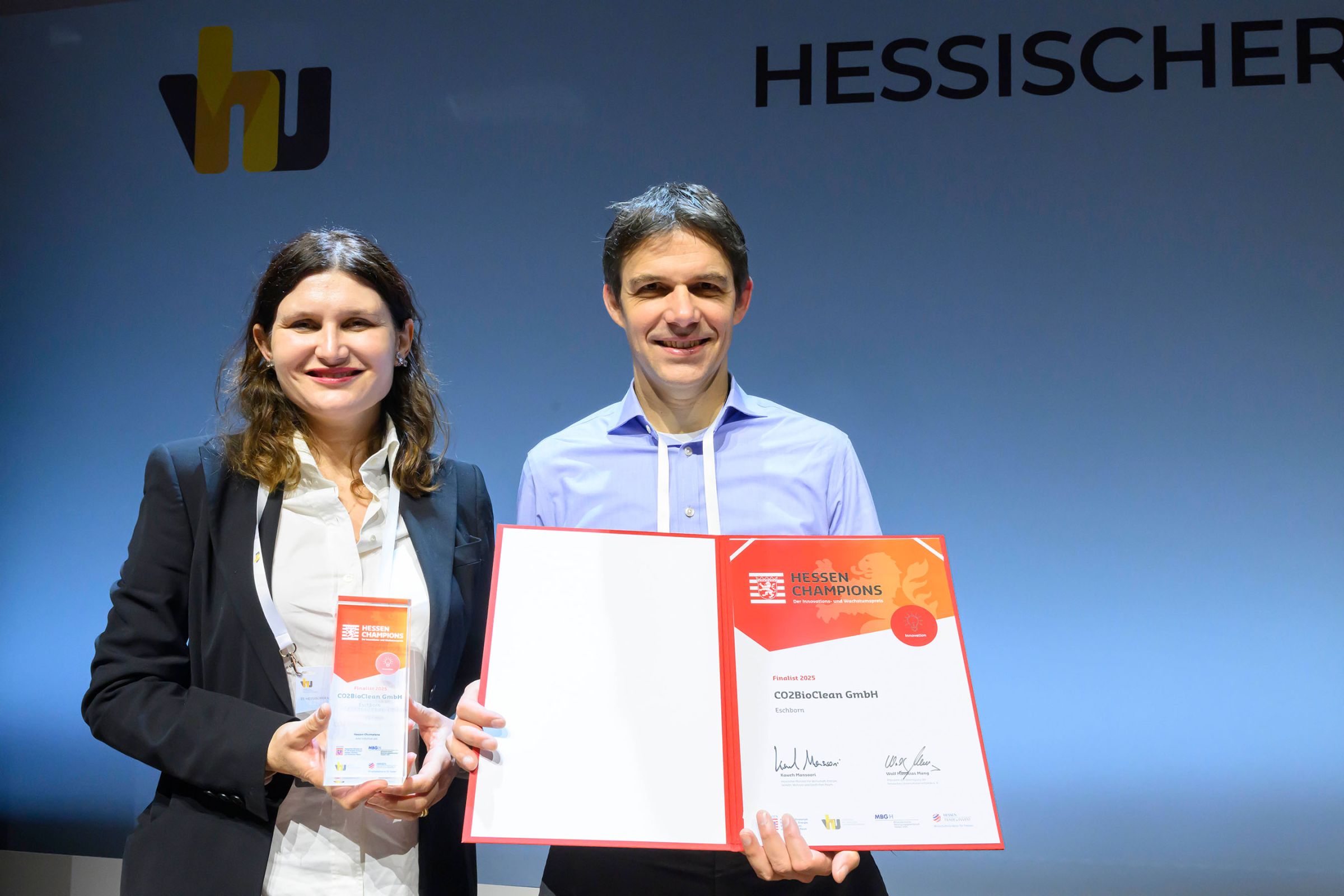 CO2BioClean GmbH | Dr. Fabiana Fantinel, Dr. Josef Gla&szlig; auf der B&uuml;hne mit Urkunde und Pokal