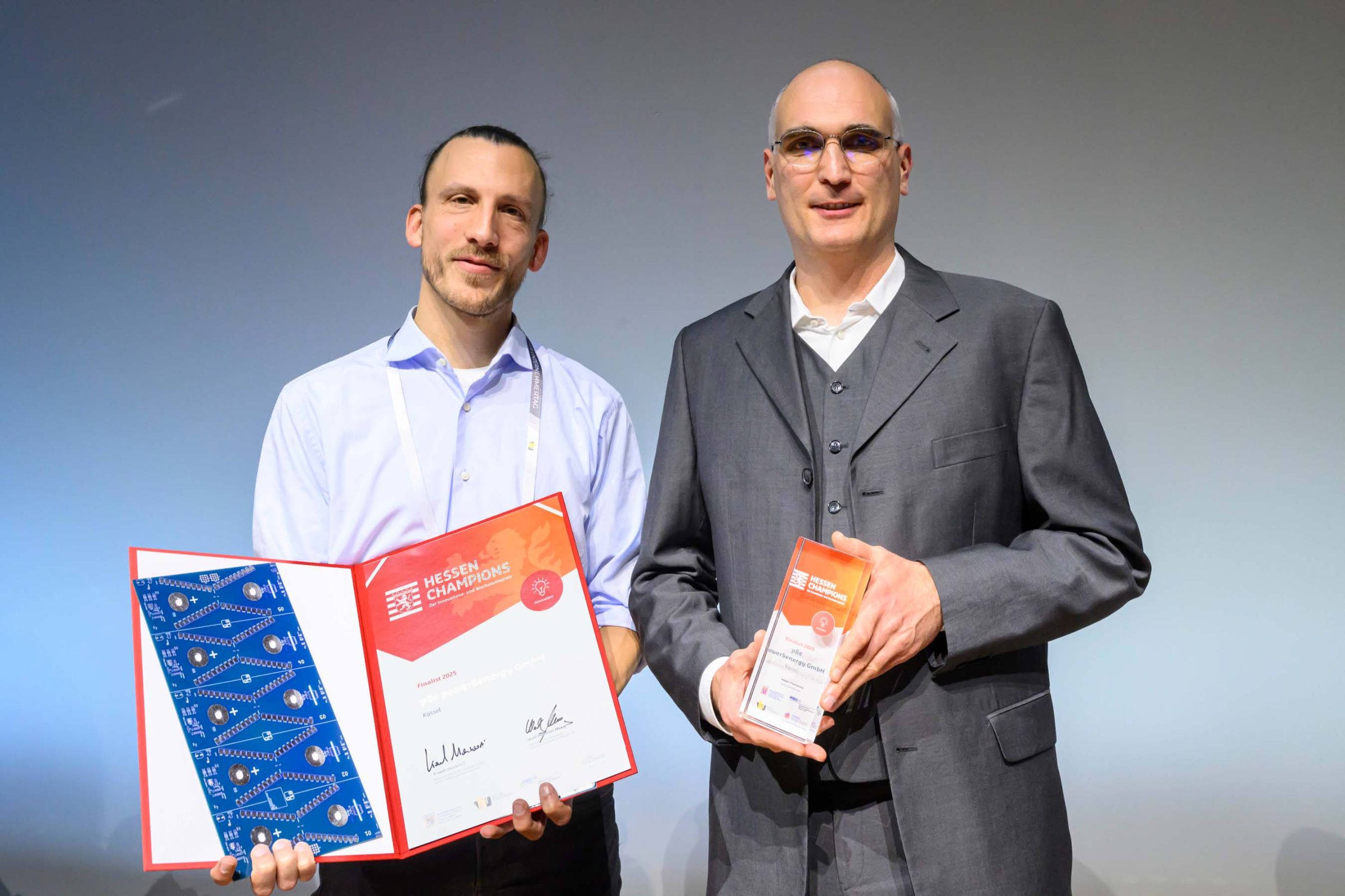 p&e power&energy GmbH | Sven Berg, Gerold Schulze auf der B&uuml;hne mit Urkunde und Pokal
