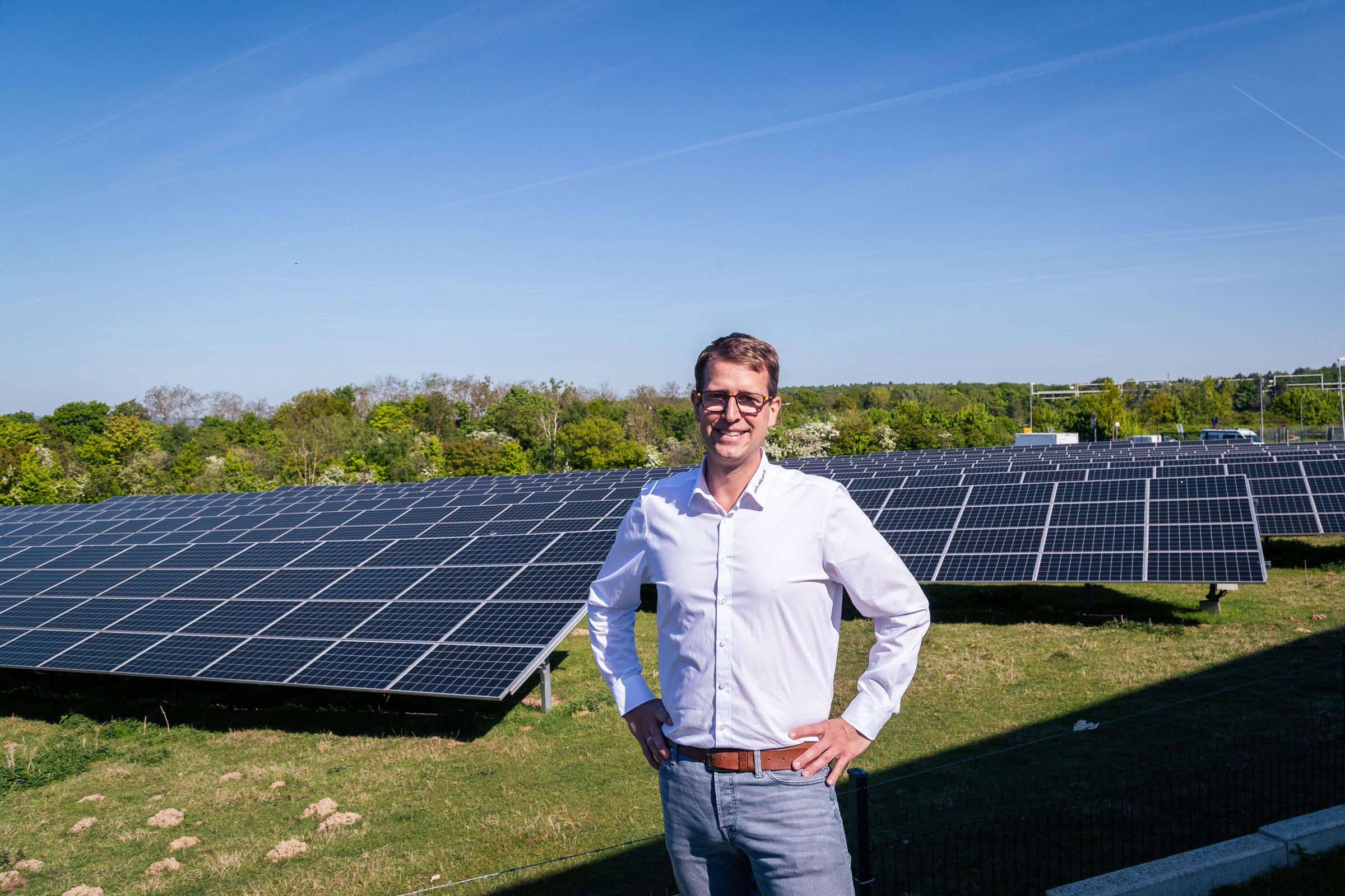 Björn Groß, Geschäftsführer und Inhaber Energiesysteme Groß steht vor einer Photovoltaikanlage