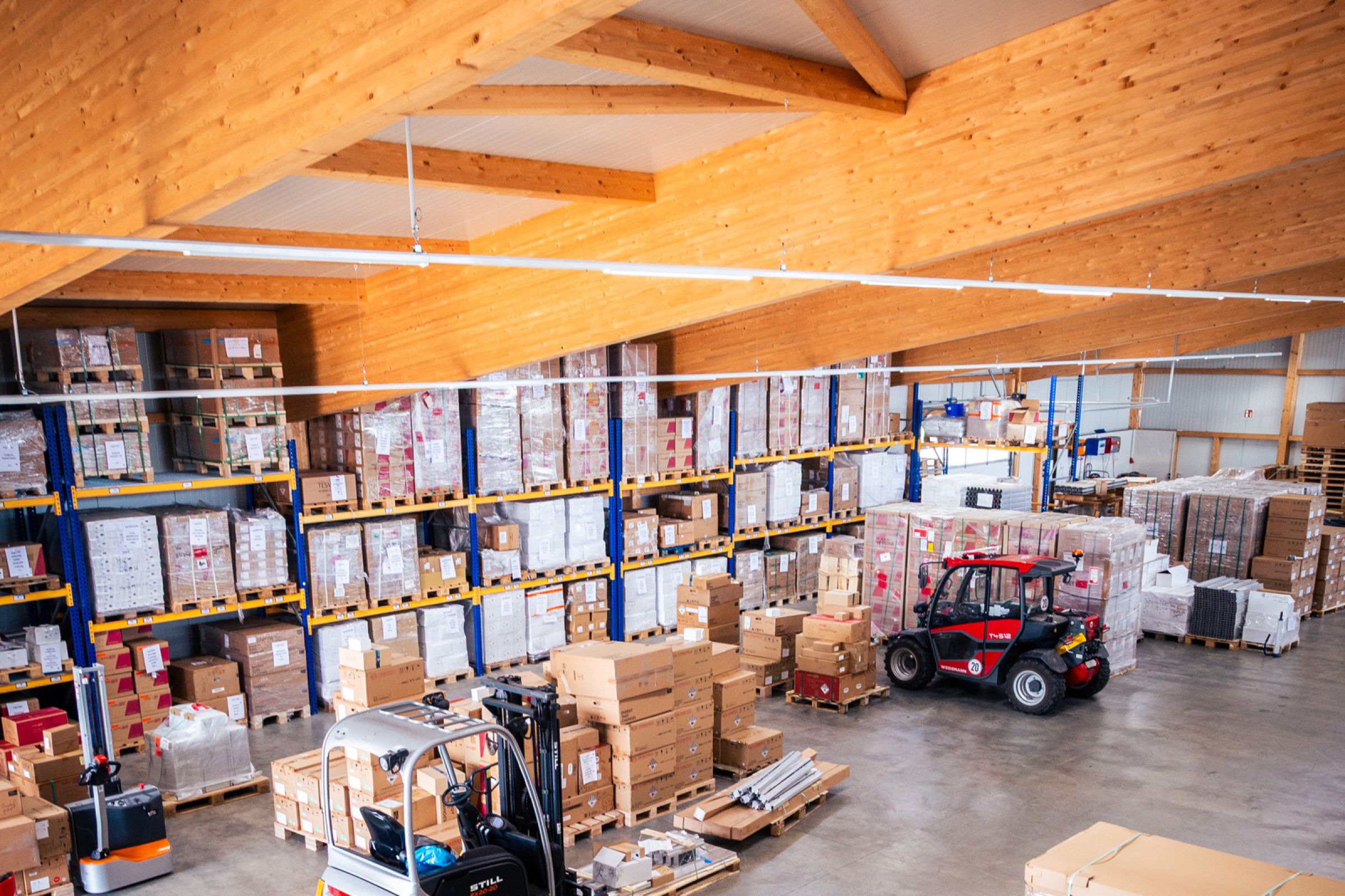 Lager Energiesysteme Groß mit Gabelstabler, vielen Kartons in Regalen