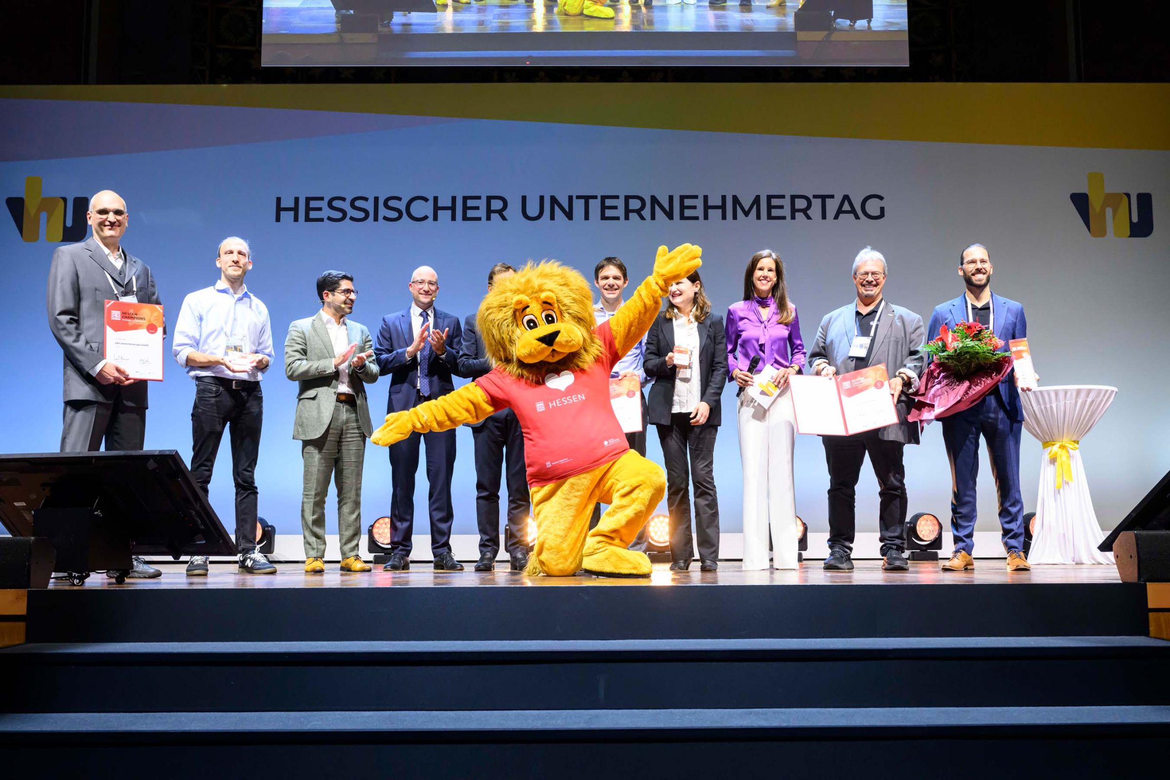 Finalisten der Kategorie Innovation sowie Laudatoren stehen auf der B&uuml;hne im Wiesbadener Kurhaus