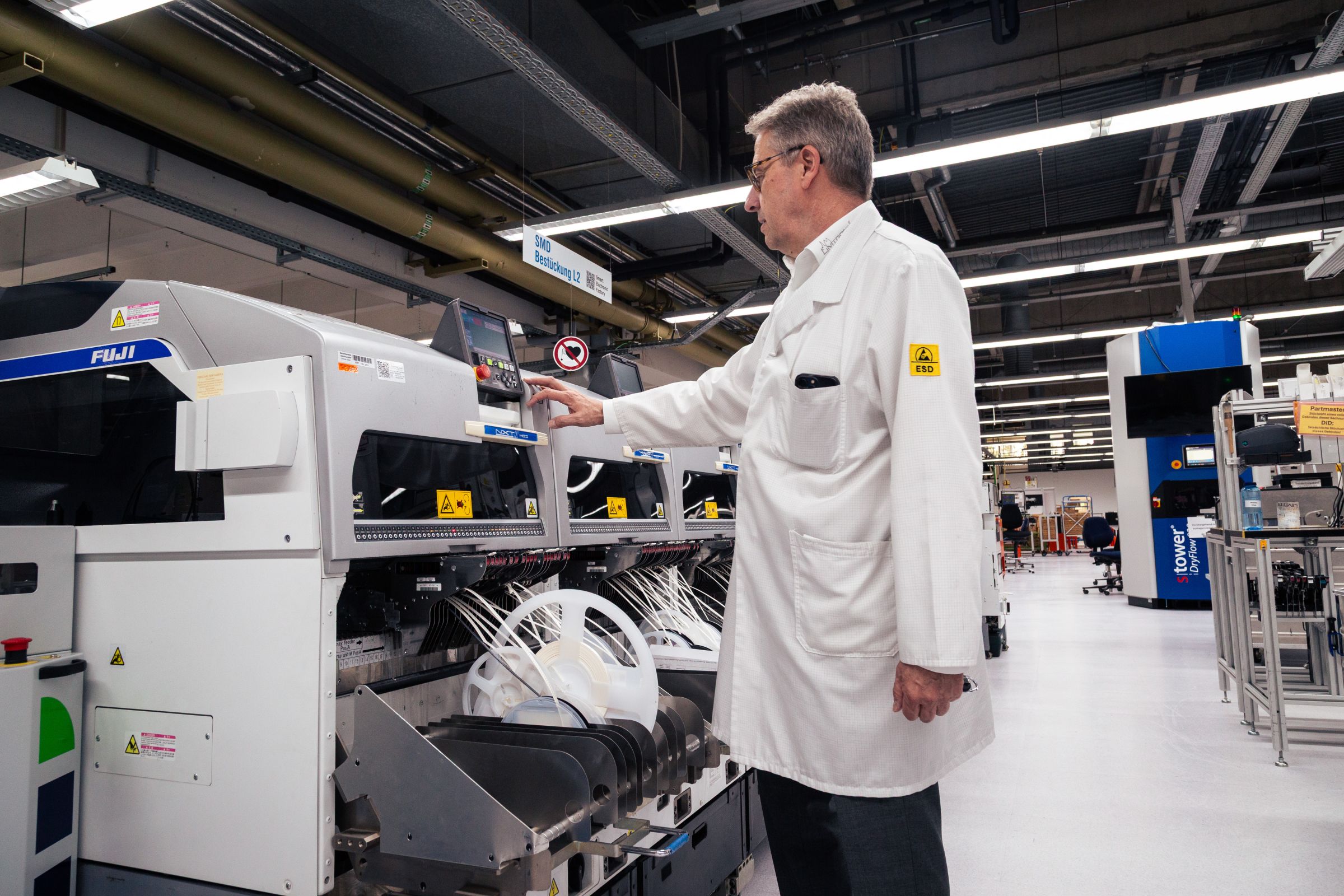 Gerd Ohl, Limtronik bedient eine Maschine in der Produktion