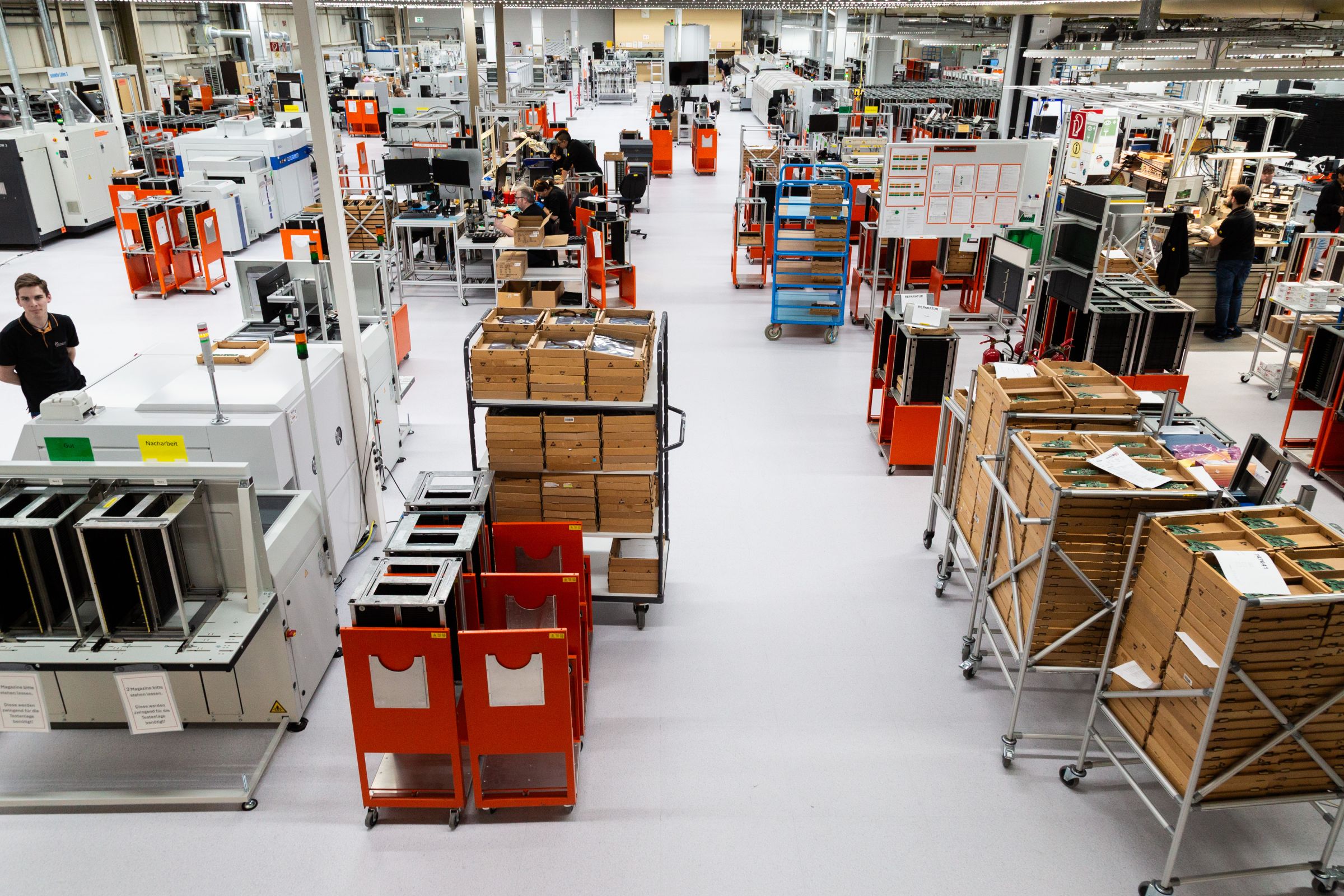 Blick in das Lager von Limtronik in Limburg