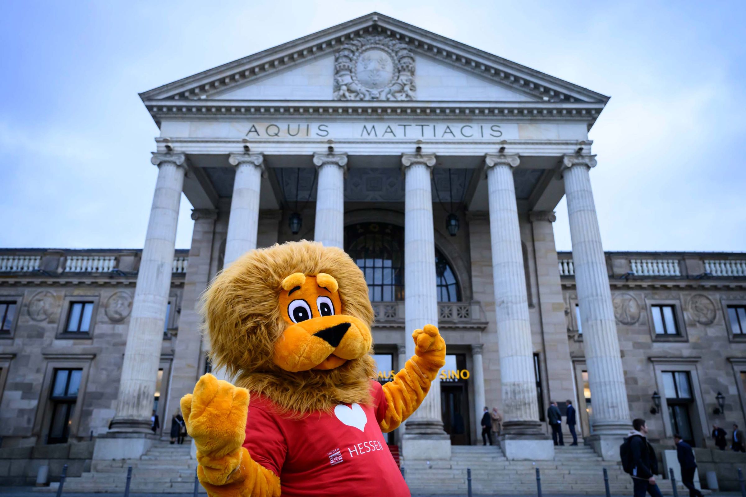 Maskottchen Hessenl&ouml;we steht vor dem Kurhaus in Wiesbaden