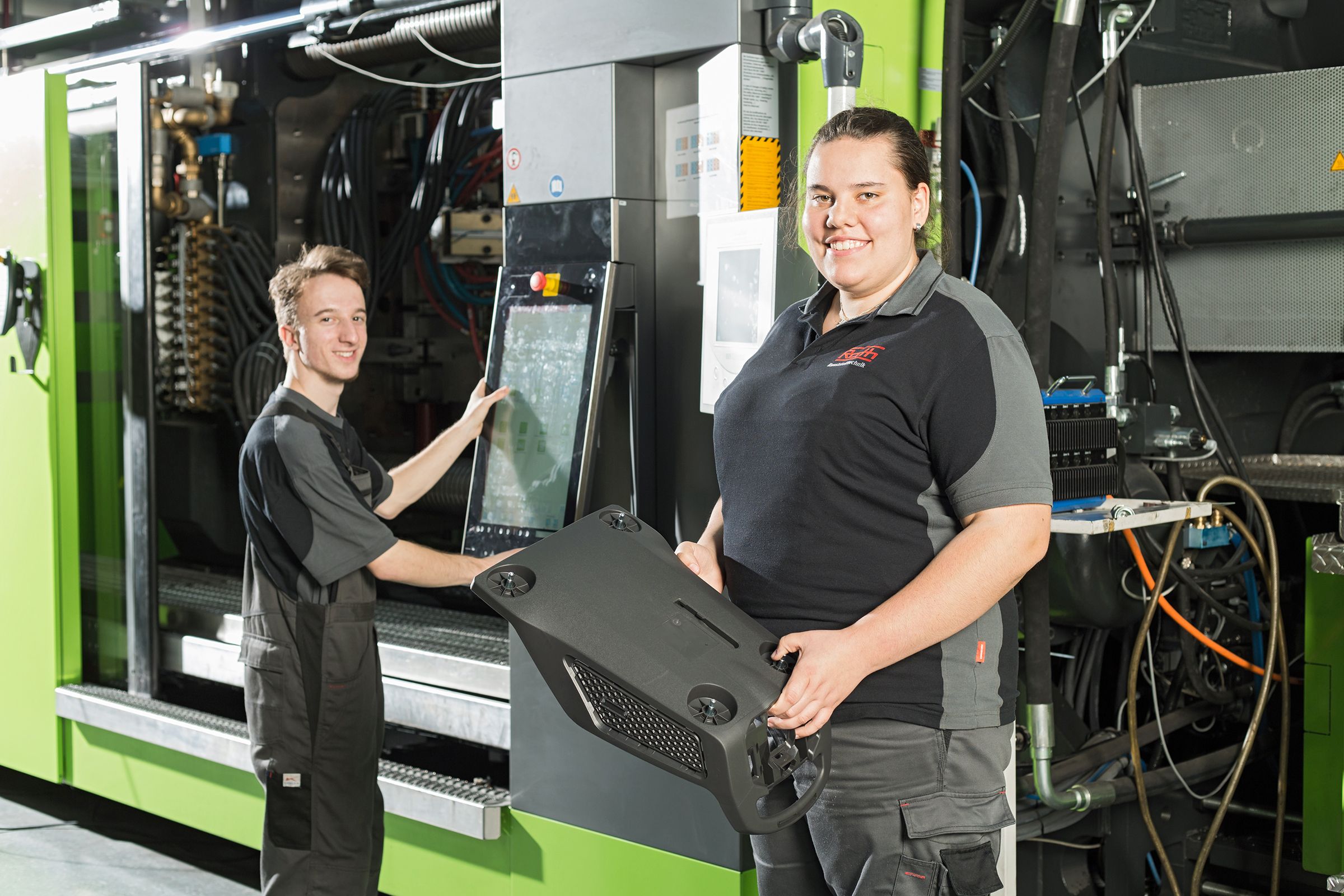 Zwei Auszubildende von Roth Industries bei der Arbeit