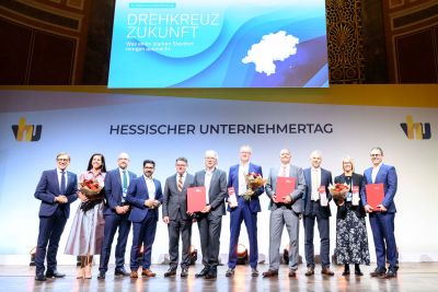 Vertreter der 3 Sieger-Unternehmen der Hessen-Champions 2025 stehen gemeinsam mit Ministerpr&auml;sident Boris Rhein, Wirtschaftsminister Kaweh Mansoori und VhU-Pr&auml;sident Wolf Matthias Mang auf der B&uuml;hne des Hessischen Unternehmertages.