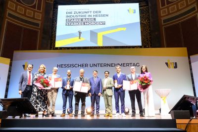 Vertreter der 3 Sieger-Unternehmen der Hessen-Champions 2025 stehen gemeinsam mit Ministerpräsident Boris Rhein, Wirtschaftsminister Kaweh Mansoori und VhU-Präsident Wolf Matthias Mang auf der Bühne des Hessischen Unternehmertages.